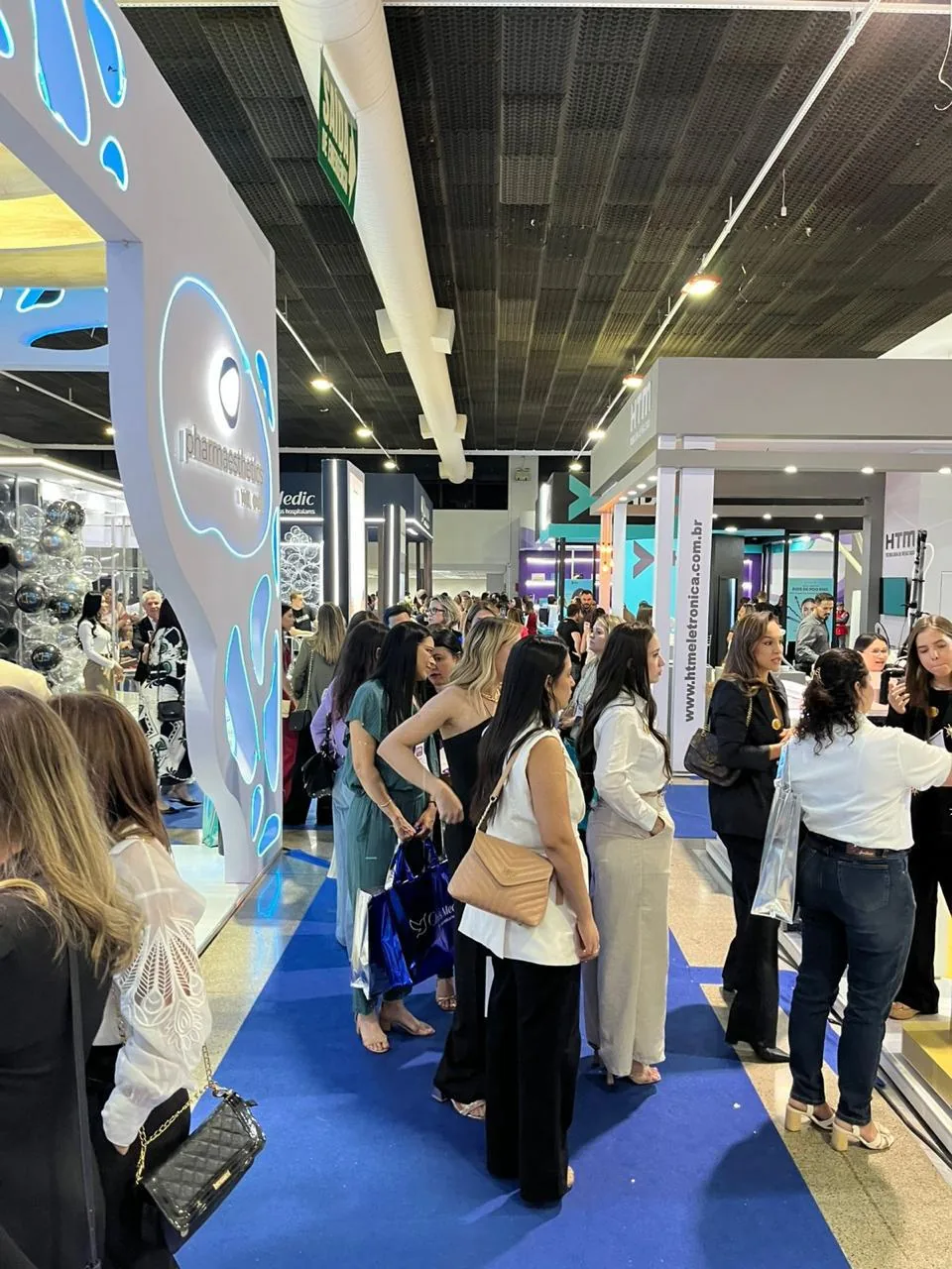 Visitantes percorrendo a feira comercial do Contox