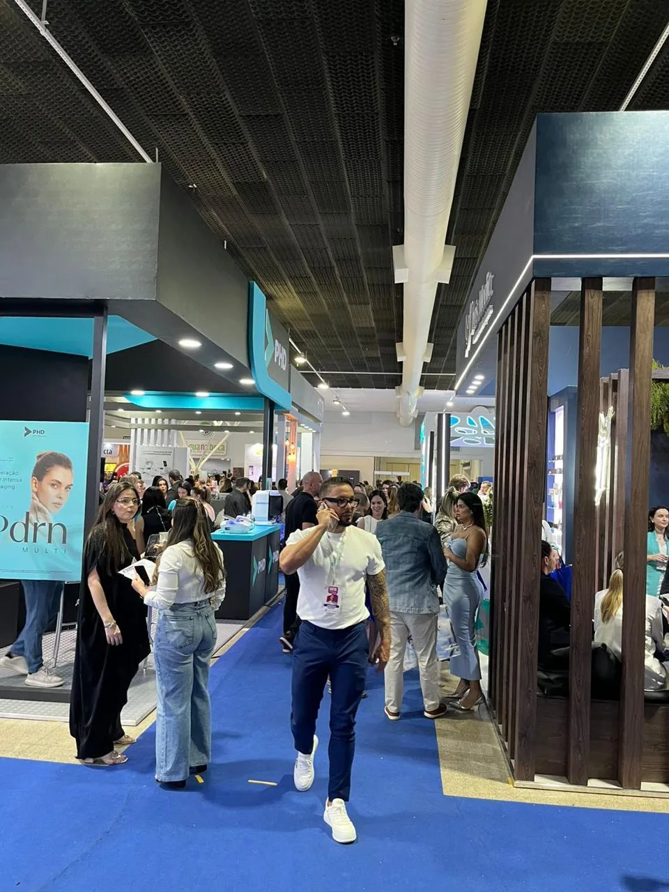 Profissional entre os estandes da feira do Contox