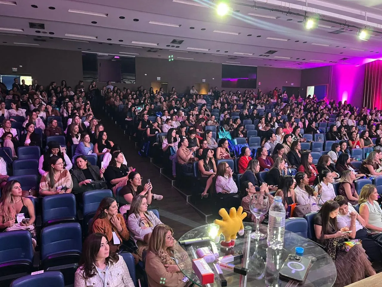 Plateia acompanhando o congresso Contox